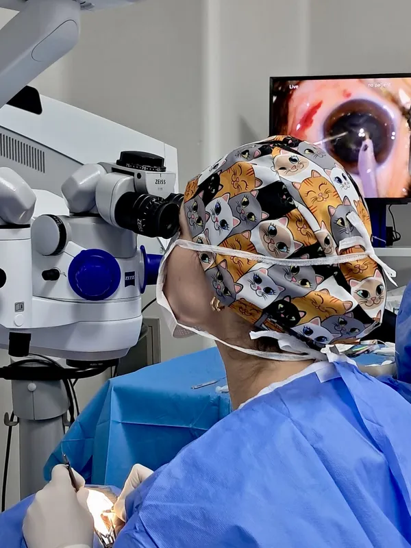 Ece Doğruel at the microscope during eye surgery